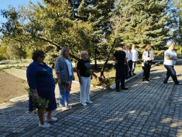 В День освобождения Донбасса жители населенных пунктов нашего округа с глубоким уважением возложили цветы к памятникам, посвященным событиям Великой Отечественной войны