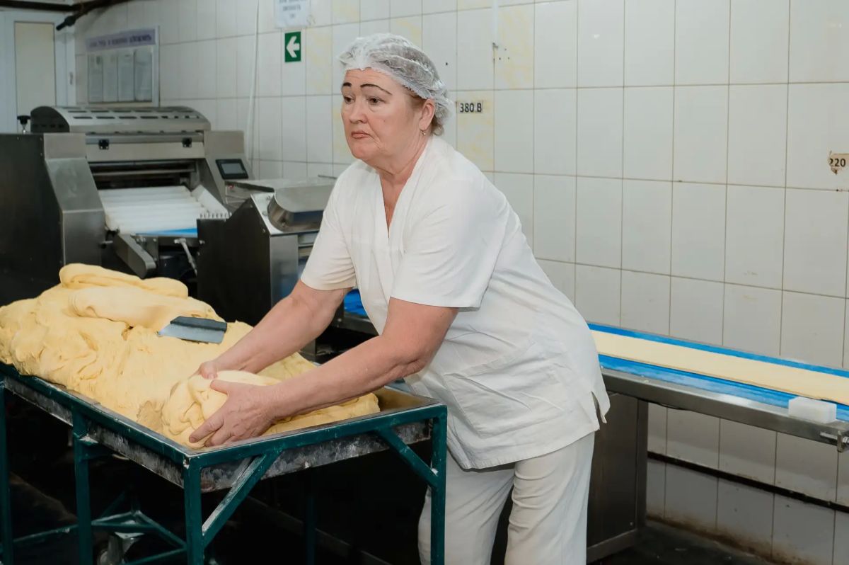 Ирина Куксенкова: Аромат на хлебозаводе в Пролетарском районе Донецка сразу вызывает непреодолимое желание, как в детстве, пока идешь из магазина с хлебом, съесть полбатона Ирина Куксенкова: Аромат на хлебозаводе в Пролетарском районе Донецка сразу вызывает непреодолимое желание, как в детстве, пока идешь из магазина с хлебом, съесть полбатона