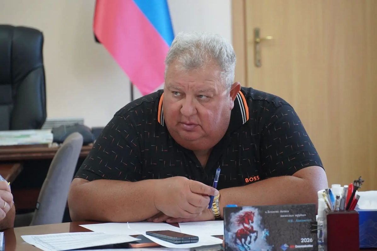 Игорь Мартынов: Аппаратное совещание. Провёл малое аппаратное совещание, в ходе которого обсудили текущие вопросы благоустройства городского округа Енакиево Игорь Мартынов: Аппаратное совещание. Провёл малое аппаратное совещание, в ходе которого обсудили текущие вопросы благоустройства городского округа Енакиево