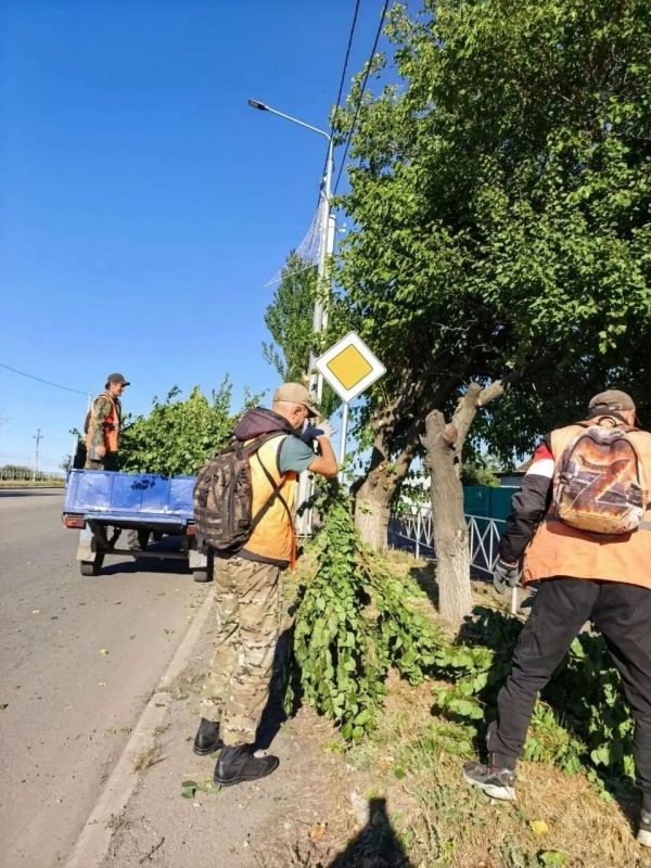 Коммунальщики Снежного продолжают благоустраивать территории общего пользования Коммунальщики Снежного продолжают благоустраивать территории общего пользования