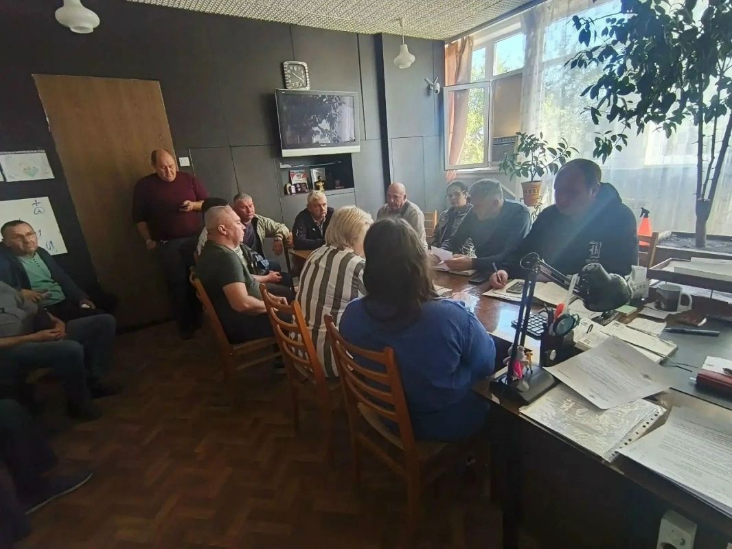 Роман Конев: 9 сентября 2026 года депутаты Горловского городского совета от фракции «Единая Россия» — Сергей Третьяков, Николай Гальченко и Дмитрий Корона — провели встречи с трудовыми коллективами Роман Конев: 9 сентября 2026 года депутаты Горловского городского совета от фракции «Единая Россия» — Сергей Третьяков, Николай Гальченко и Дмитрий Корона — провели встречи с трудовыми коллективами