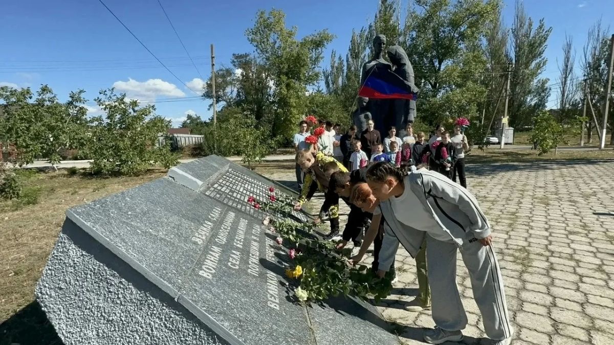 В День освобождения Донбасса жители населенных пунктов нашего округа с глубоким уважением возложили цветы к памятникам, посвященным событиям Великой Отечественной войны В День освобождения Донбасса жители населенных пунктов нашего округа с глубоким уважением возложили цветы к памятникам, посвященным событиям Великой Отечественной войны