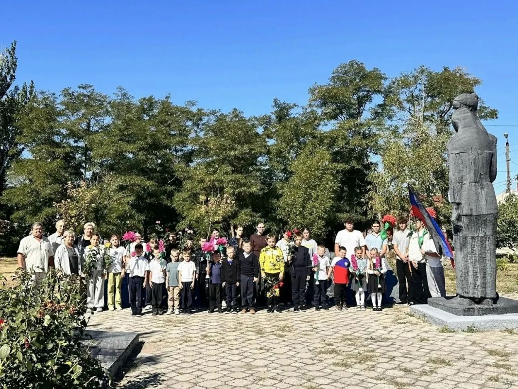 В День освобождения Донбасса жители населенных пунктов нашего округа с глубоким уважением возложили цветы к памятникам, посвященным событиям Великой Отечественной войны В День освобождения Донбасса жители населенных пунктов нашего округа с глубоким уважением возложили цветы к памятникам, посвященным событиям Великой Отечественной войны