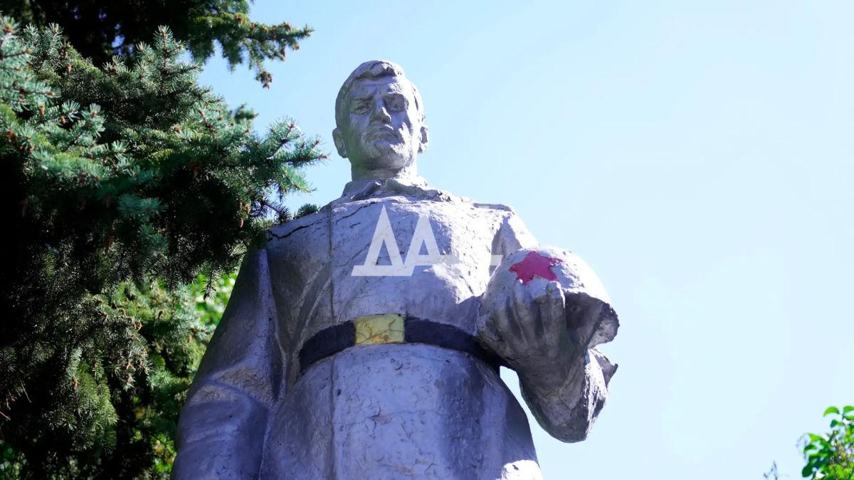 Вечная славам героям-освободителям! Вечная славам героям-освободителям!