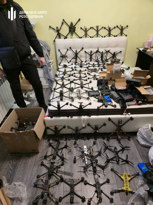 549 дронов, 2,5 тысячи детонаторов и $74 тысячи: у украинского военного на подконтрольной ВСУ территории ДНР нашли целый арсенал 549 дронов, 2,5 тысячи детонаторов и $74 тысячи: у украинского военного на подконтрольной ВСУ территории ДНР нашли целый арсенал