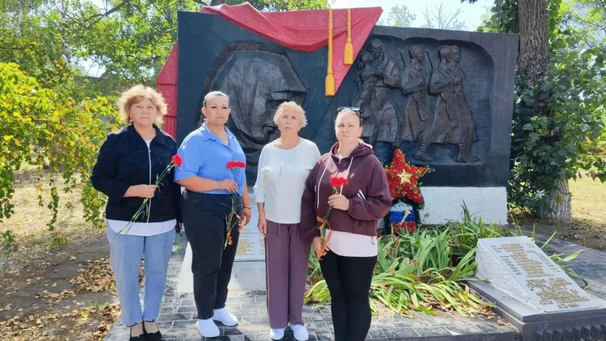 В День освобождения Донбасса жители населенных пунктов нашего округа с глубоким уважением возложили цветы к памятникам, посвященным событиям Великой Отечественной войны В День освобождения Донбасса жители населенных пунктов нашего округа с глубоким уважением возложили цветы к памятникам, посвященным событиям Великой Отечественной войны