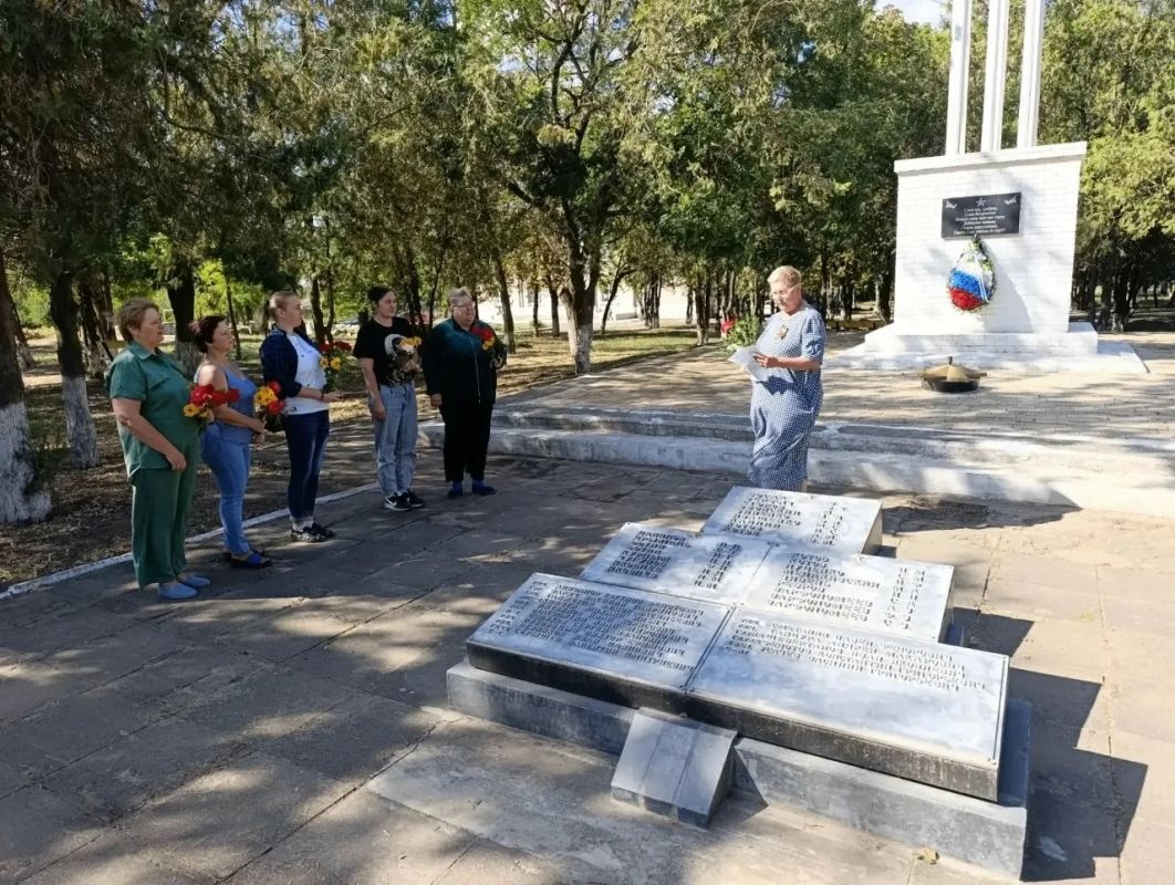 В День освобождения Донбасса жители населенных пунктов нашего округа с глубоким уважением возложили цветы к памятникам, посвященным событиям Великой Отечественной войны В День освобождения Донбасса жители населенных пунктов нашего округа с глубоким уважением возложили цветы к памятникам, посвященным событиям Великой Отечественной войны