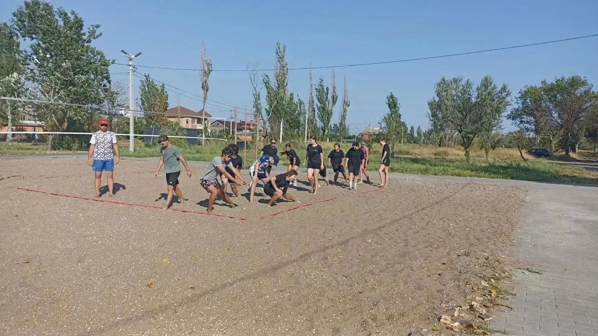 Юные мариупольцы освоили азы пляжного волейбола Юные мариупольцы освоили азы пляжного волейбола