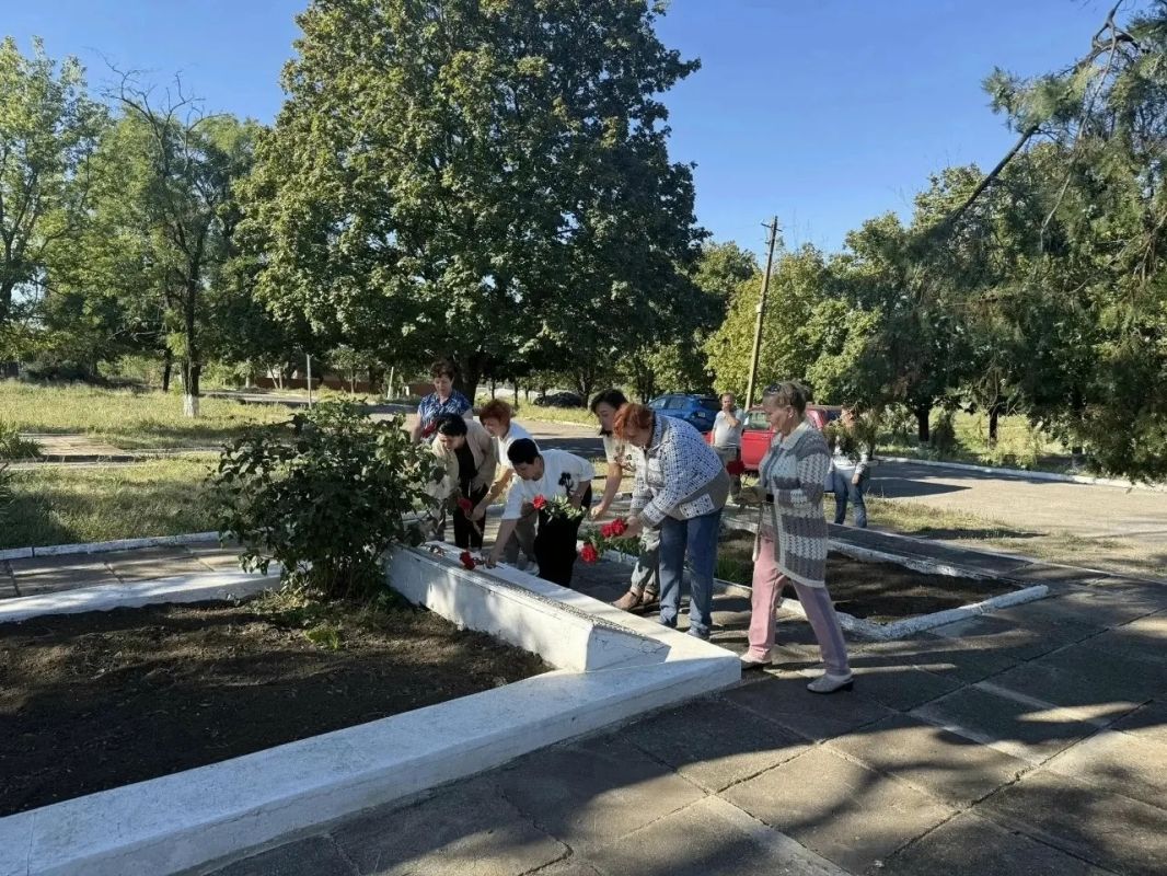 В День освобождения Донбасса жители населенных пунктов нашего округа с глубоким уважением возложили цветы к памятникам, посвященным событиям Великой Отечественной войны В День освобождения Донбасса жители населенных пунктов нашего округа с глубоким уважением возложили цветы к памятникам, посвященным событиям Великой Отечественной войны