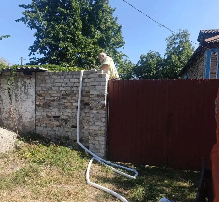 В Кировском внутригородском районе при поддержке региона-шефа Московская область продолжается подвоз воды для жителей домов, в которые в установленный графиком день не поступила вода В Кировском внутригородском районе при поддержке региона-шефа Московская область продолжается подвоз воды для жителей домов, в которые в установленный графиком день не поступила вода