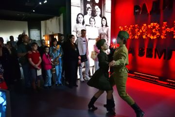 История, которая оживает. В Музее героев подполья Донецка прошла театрализованная экскурсия, посвящённая 83-й годовщине освобождения Донецка от немецко-фашистских захватчиков