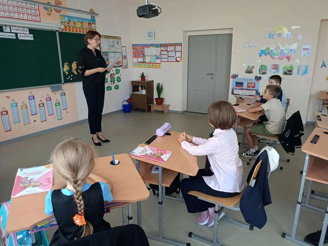 «Стихи и песни о родном городе»: в школе прошла музыкальнолитературная гостиная! «Стихи и песни о родном городе»: в школе прошла музыкальнолитературная гостиная!