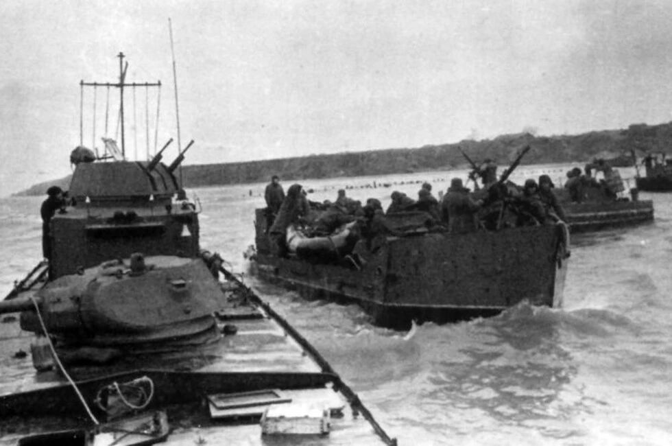 С суши и моря: как 83 года назад освобождали Мариуполь С суши и моря: как 83 года назад освобождали Мариуполь