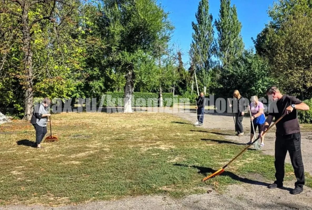 Сотрудники учреждений образования, спорта и культуры приняли активное участие в еженедельной акции «Чистый четверг» Сотрудники учреждений образования, спорта и культуры приняли активное участие в еженедельной акции «Чистый четверг»