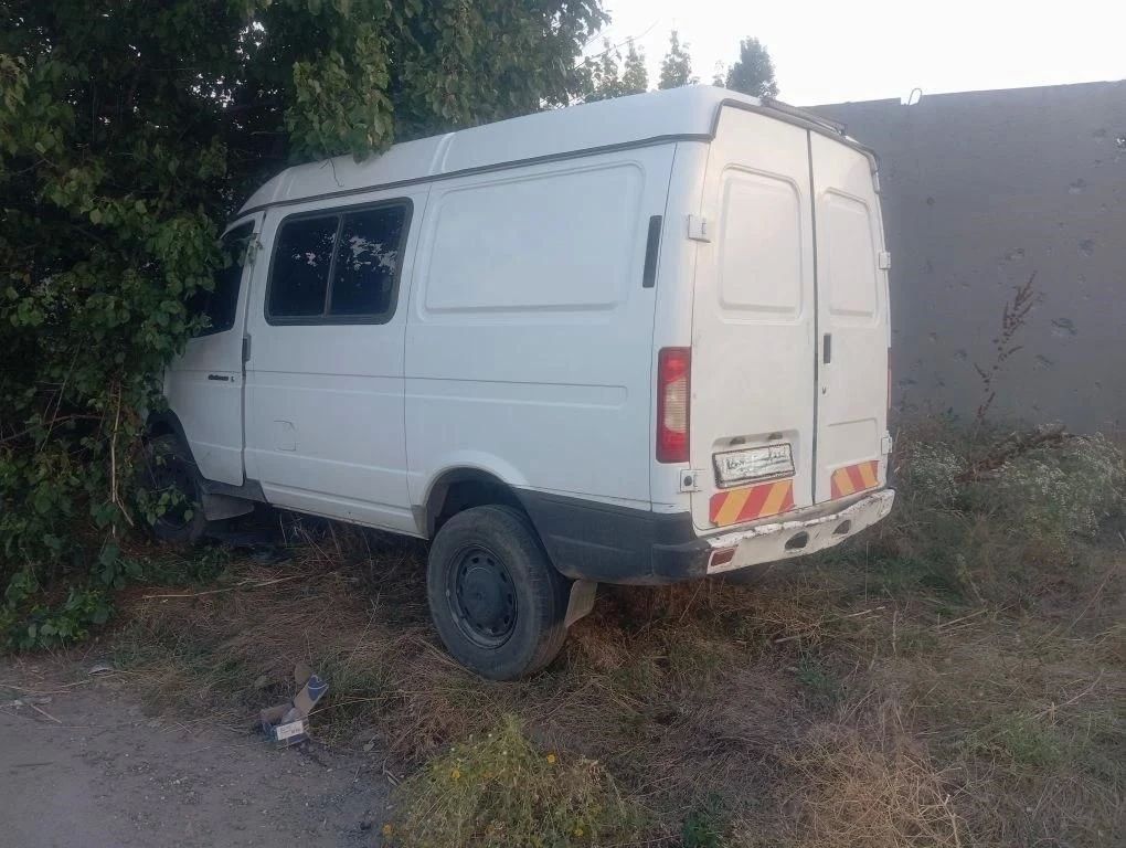 В Мариуполе пьяный угонщик устроил тест-драйв «Газели»: дерево не выдержало первым В Мариуполе пьяный угонщик устроил тест-драйв «Газели»: дерево не выдержало первым