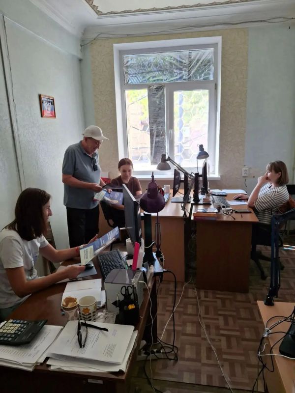 Депутат Амвросиевского муниципального совета Александр Пономаренко провел встречу с сотрудниками Амвросиевского филиала Росреестра