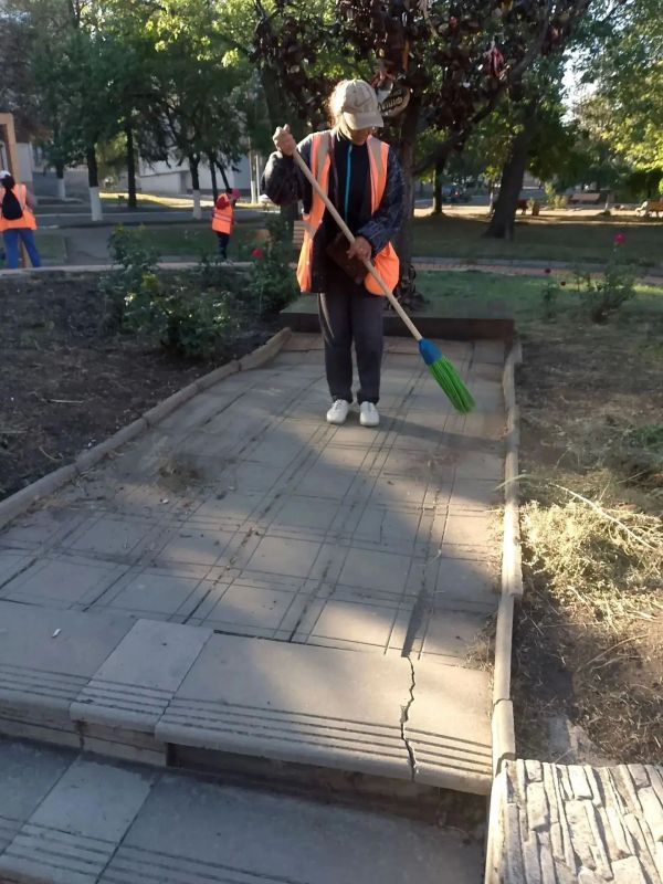 Коммунальщики Снежного продолжают благоустраивать территории общего пользования Коммунальщики Снежного продолжают благоустраивать территории общего пользования