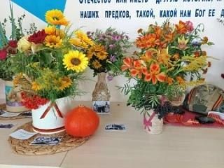 В рамках Республиканской декады "Донбасс непокорённый, Донбасс непобедимый" в ГБОУ «ШКОЛА № 2 ЯСИНОВАТСКИЙ МО» прошла выставка цветочных композиций, посвящённая Дню освобождения Донбасса от немецко-фашистских захватчиков В рамках Республиканской декады "Донбасс непокорённый, Донбасс непобедимый" в ГБОУ «ШКОЛА № 2 ЯСИНОВАТСКИЙ МО» прошла выставка цветочных композиций, посвящённая Дню освобождения Донбасса от немецко-фашистских захватчиков