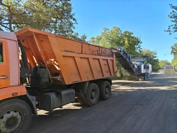 В Снежном ремонтируют автодорогу на улице Квитки