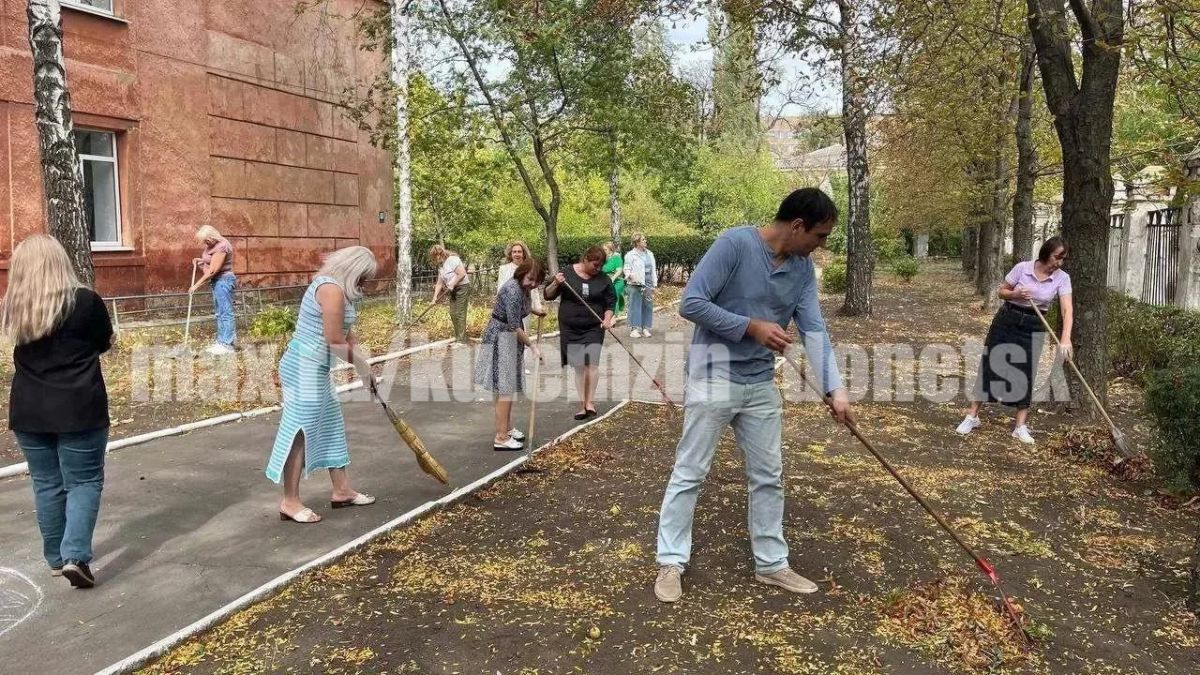 Сотрудники учреждений образования, спорта и культуры приняли активное участие в еженедельной акции «Чистый четверг»