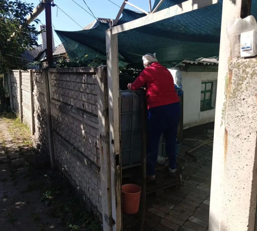 В Кировском внутригородском районе при поддержке региона-шефа Московская область продолжается подвоз воды для жителей домов, в которые в установленный графиком день не поступила вода В Кировском внутригородском районе при поддержке региона-шефа Московская область продолжается подвоз воды для жителей домов, в которые в установленный графиком день не поступила вода