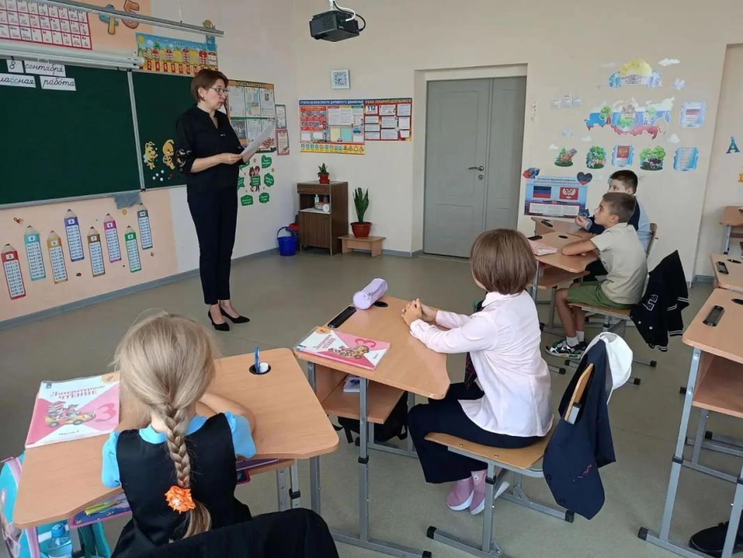 «Стихи и песни о родном городе»: в школе прошла музыкальнолитературная гостиная! «Стихи и песни о родном городе»: в школе прошла музыкальнолитературная гостиная!
