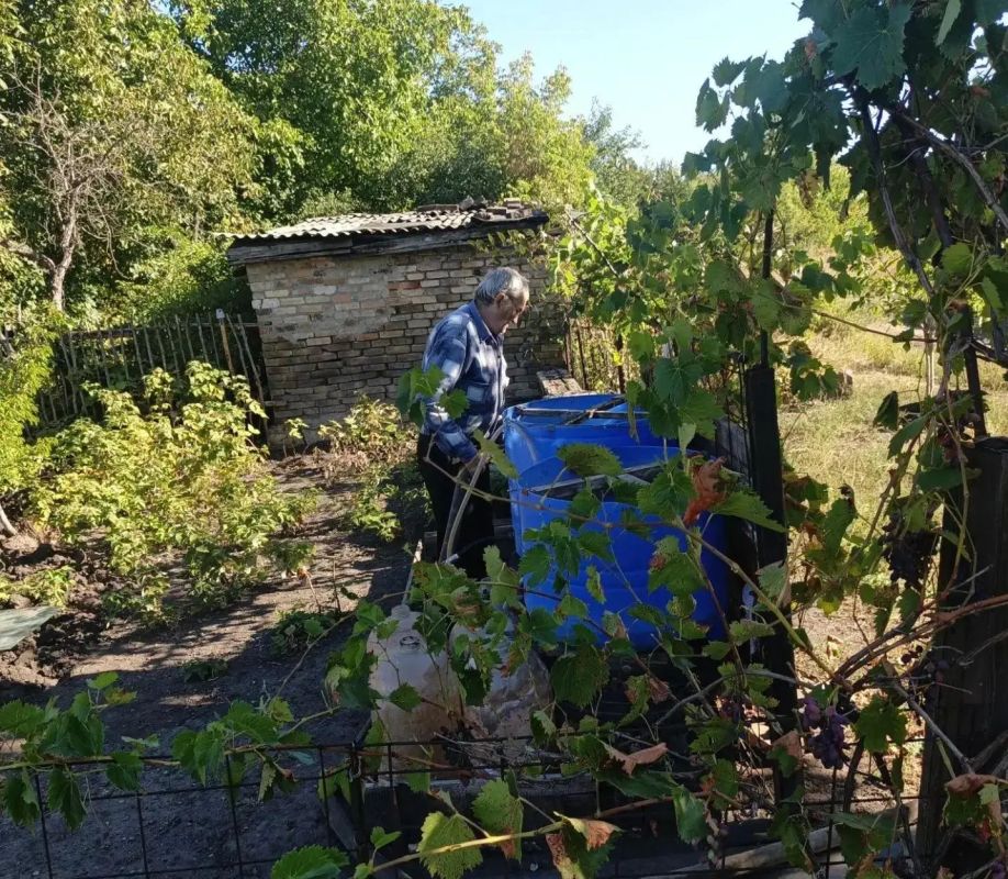 В Кировском внутригородском районе при поддержке региона-шефа Московская область продолжается подвоз воды для жителей домов, в которые в установленный графиком день не поступила вода В Кировском внутригородском районе при поддержке региона-шефа Московская область продолжается подвоз воды для жителей домов, в которые в установленный графиком день не поступила вода