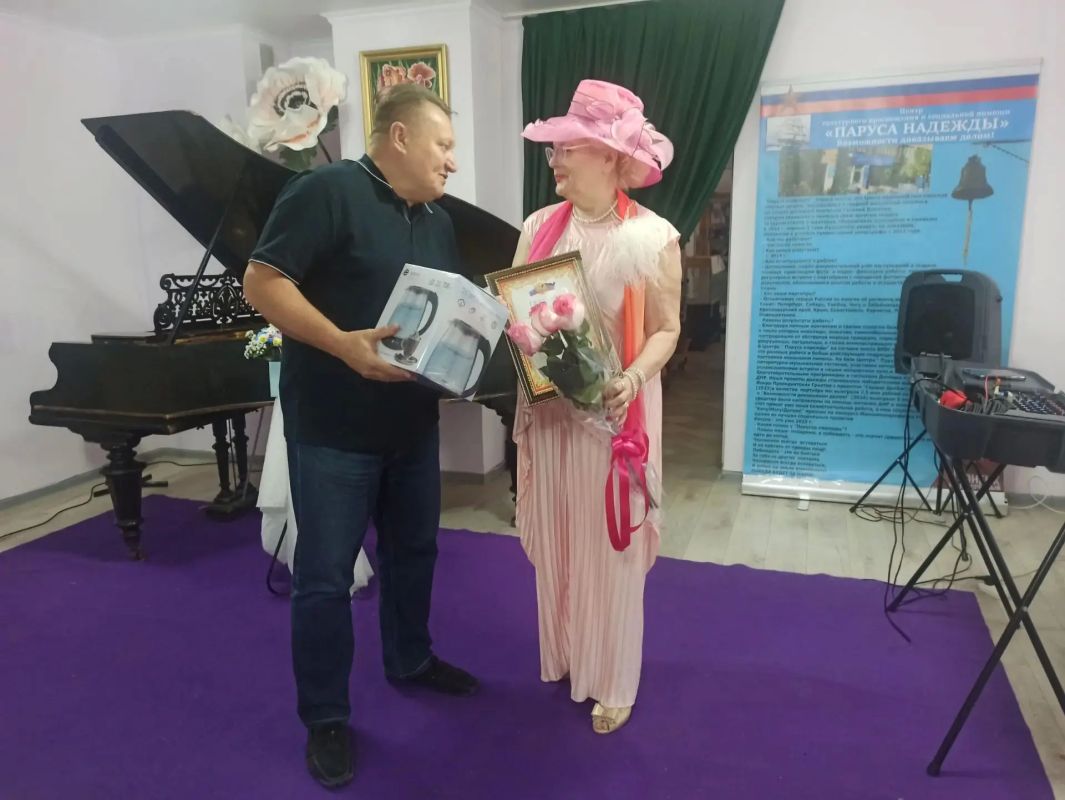 Валентин Левченко: Сегодня, с глубоким уважением и признанием поздравляем выдающуюся поэтессу Галину Николаевну Боженко с её 70-летним юбилеем Валентин Левченко: Сегодня, с глубоким уважением и признанием поздравляем выдающуюся поэтессу Галину Николаевну Боженко с её 70-летним юбилеем