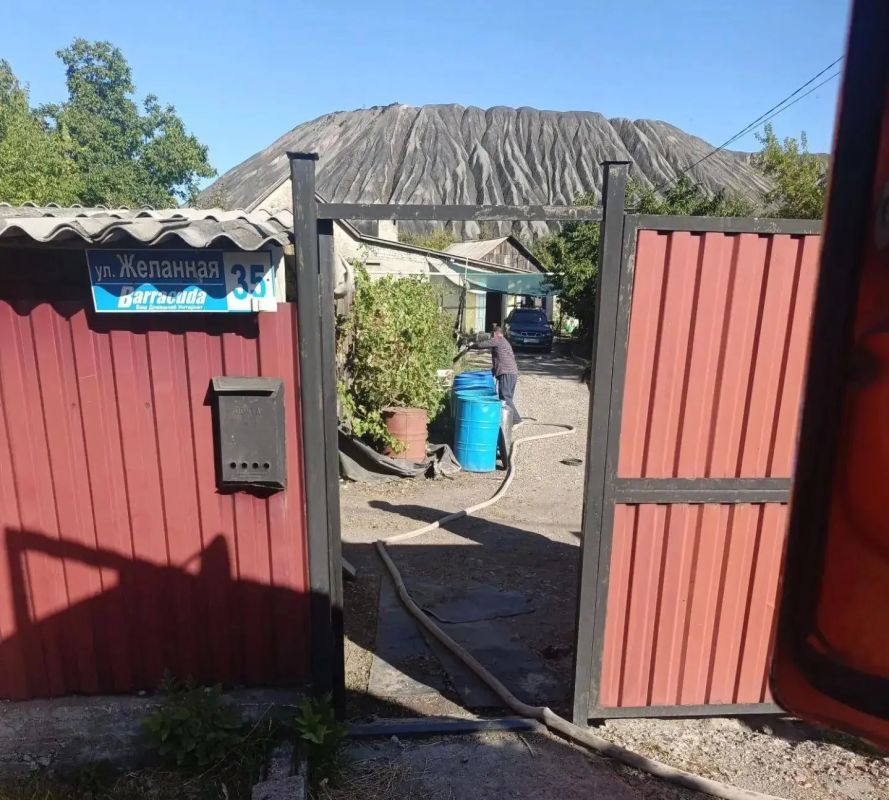 В Кировском внутригородском районе при поддержке региона-шефа Московская область продолжается подвоз воды для жителей домов, в которые в установленный графиком день не поступила вода В Кировском внутригородском районе при поддержке региона-шефа Московская область продолжается подвоз воды для жителей домов, в которые в установленный графиком день не поступила вода