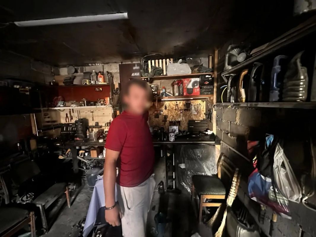 В Мариуполе пьяный угонщик устроил тест-драйв «Газели»: дерево не выдержало первым В Мариуполе пьяный угонщик устроил тест-драйв «Газели»: дерево не выдержало первым