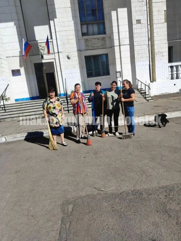Сотрудники учреждений образования, спорта и культуры приняли активное участие в еженедельной акции «Чистый четверг» Сотрудники учреждений образования, спорта и культуры приняли активное участие в еженедельной акции «Чистый четверг»