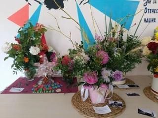 В рамках Республиканской декады "Донбасс непокорённый, Донбасс непобедимый" в ГБОУ «ШКОЛА № 2 ЯСИНОВАТСКИЙ МО» прошла выставка цветочных композиций, посвящённая Дню освобождения Донбасса от немецко-фашистских захватчиков В рамках Республиканской декады "Донбасс непокорённый, Донбасс непобедимый" в ГБОУ «ШКОЛА № 2 ЯСИНОВАТСКИЙ МО» прошла выставка цветочных композиций, посвящённая Дню освобождения Донбасса от немецко-фашистских захватчиков