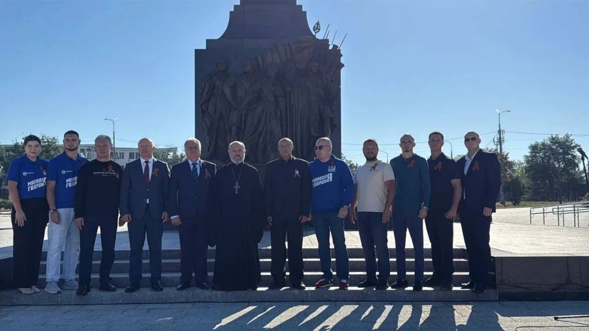 В День освобождения Мариуполя активисты Молодой Гвардии возложили цветы к стеле «Мариуполь — Город воинской славы», почтили память советских воинов-освободителей, а также жителей и защитников города, погибших в годы Великой... В День освобождения Мариуполя активисты Молодой Гвардии возложили цветы к стеле «Мариуполь — Город воинской славы», почтили память советских воинов-освободителей, а также жителей и защитников города, погибших в годы Великой...
