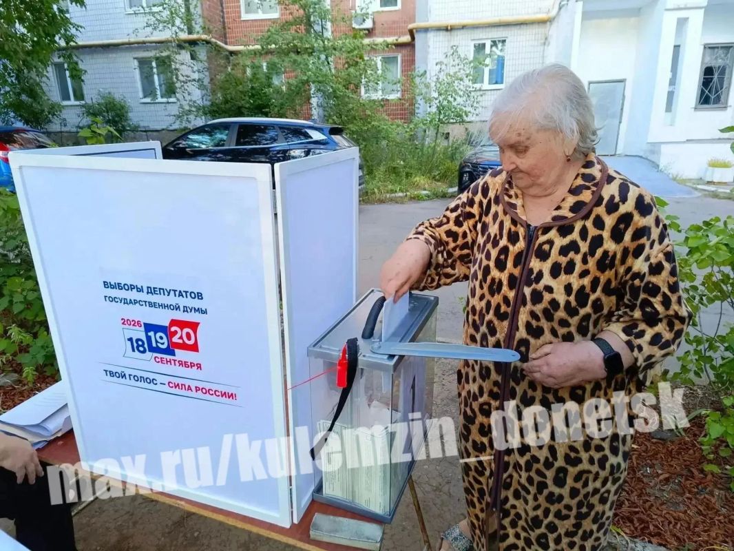 В Донецке стартовало досрочное голосование в выборах депутатов Госдумы РФ на придомовых территориях В Донецке стартовало досрочное голосование в выборах депутатов Госдумы РФ на придомовых территориях