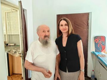 В Снежном чествовали долгожителя