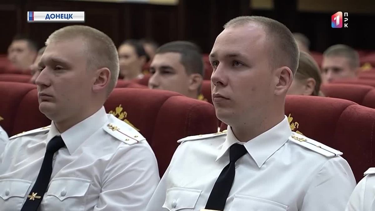 Учёба позади — служба впереди: молодые специалисты МВД получили удостоверения