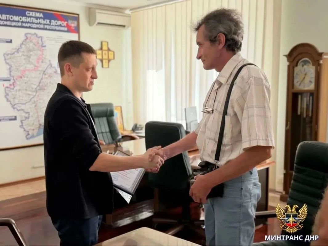 В Горловке водителя общественного транспорта Сергея Боякова наградили Благодарностью Министерства транспорта ДНР за действия во время атаки украинского беспилотника на автобус с пассажирами