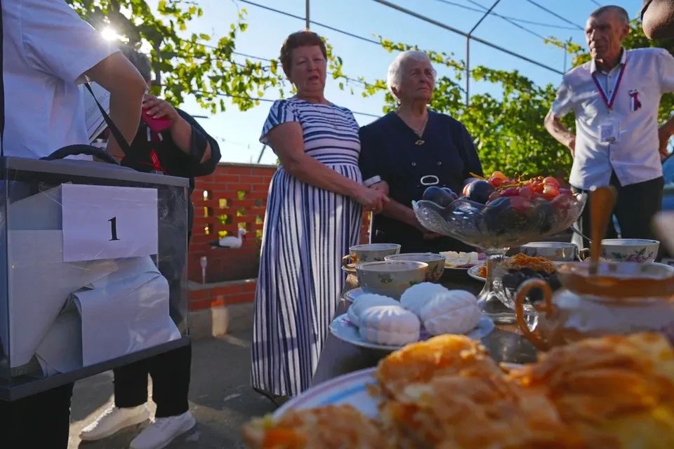 Борис Трима: «Выборы в Госдуму в Донбассе: В азовской Ялте в досрочном голосовании приняла участие династия греков Борис Трима: «Выборы в Госдуму в Донбассе: В азовской Ялте в досрочном голосовании приняла участие династия греков