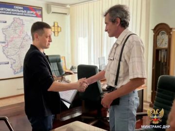 В Горловке водителя общественного транспорта Сергея Боякова наградили Благодарностью Министерства транспорта ДНР за действия во время атаки украинского беспилотника на автобус с пассажирами