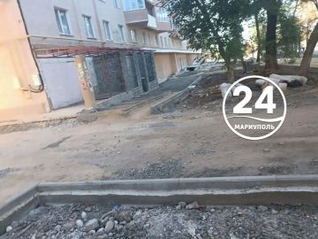 Возле пересечения проспекта Ленина с улицей Зелинского в Мариуполе проводится замена тротуара