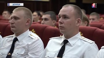 Учёба позади — служба впереди: молодые специалисты МВД получили удостоверения