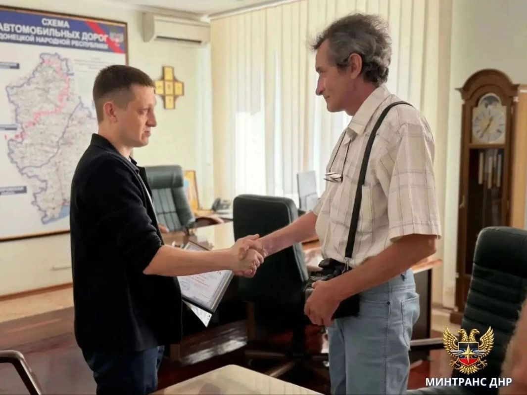 Горловского шофера, спасшего пассажиров при ударе дрона, наградили в Министерстве