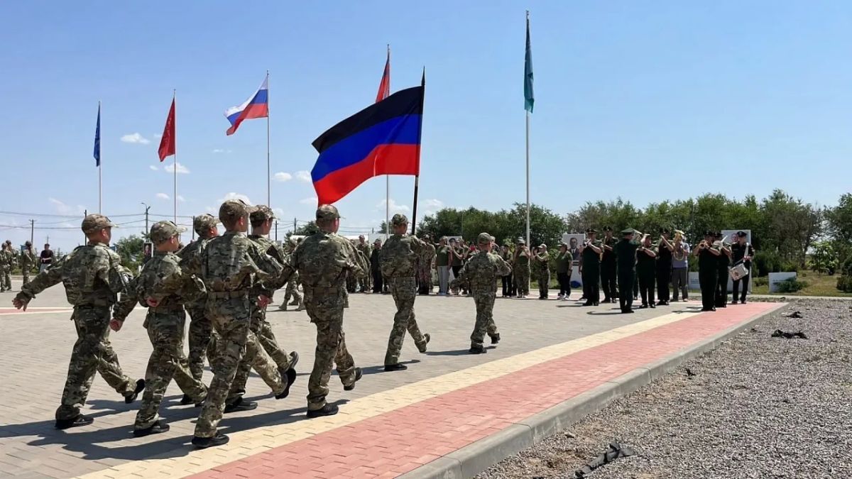 Вперед, к победе!. Команда «ВОИН-ЛЕГИОН», представляющая нашу Республику в средней возрастной категории, начинает борьбу за звание лучших в финале «Зарницы 2.0»! В средней возрастной категории (11-13 лет) соревнуются 24... Вперед, к победе!. Команда «ВОИН-ЛЕГИОН», представляющая нашу Республику в средней возрастной категории, начинает борьбу за звание лучших в финале «Зарницы 2.0»! В средней возрастной категории (11-13 лет) соревнуются 24...