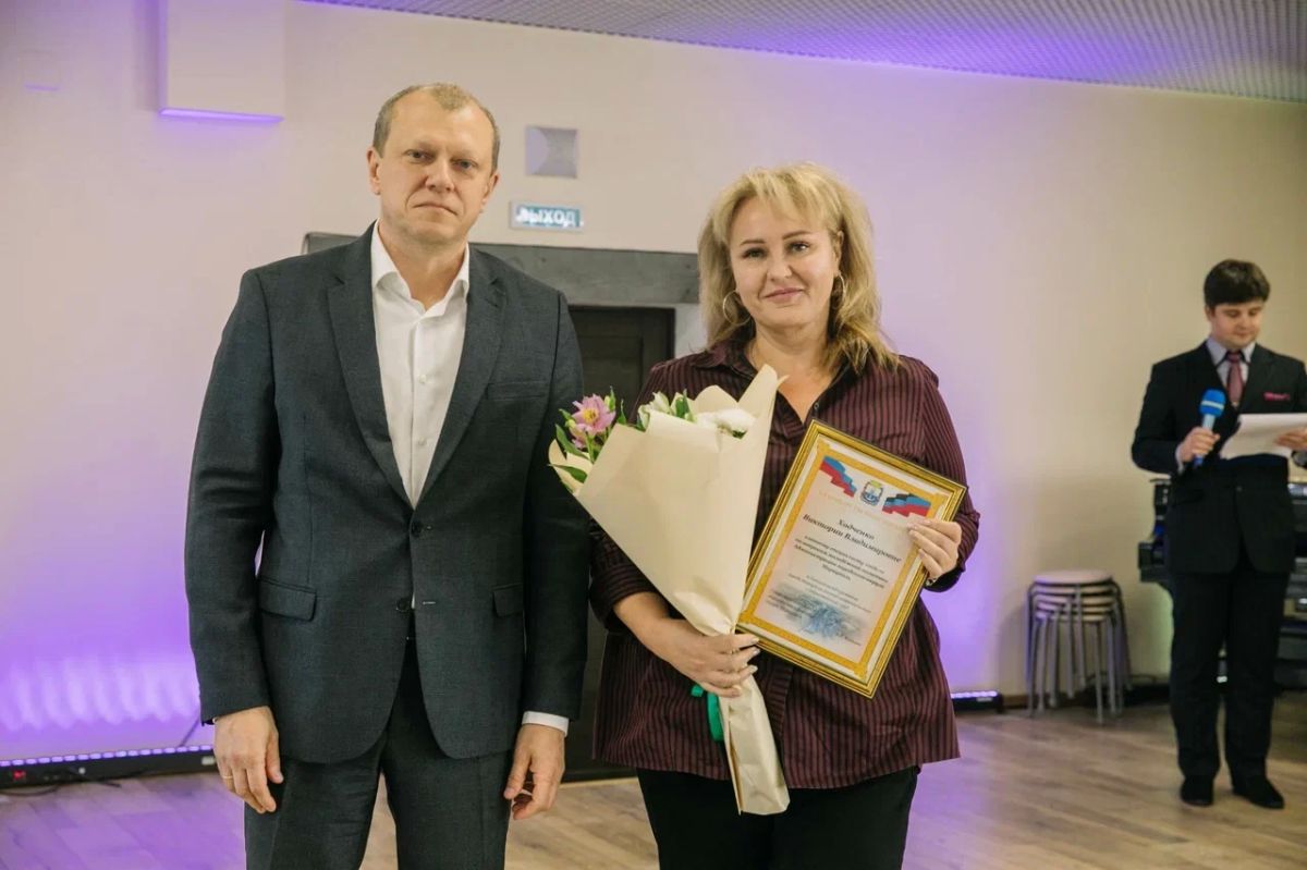 Антон Кольцов: По случаю Дня города отметил благодарственными письмами отличившихся сотрудников Администрации округа, подведомственных и других бюджетных учреждений и организаций, коммунальных служб и ряда частных предприятий Антон Кольцов: По случаю Дня города отметил благодарственными письмами отличившихся сотрудников Администрации округа, подведомственных и других бюджетных учреждений и организаций, коммунальных служб и ряда частных предприятий