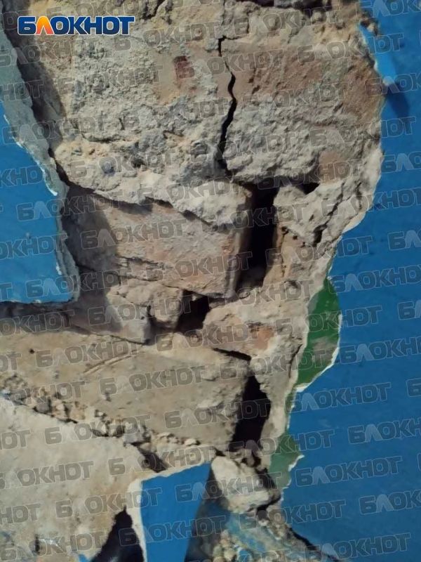 «Чиновники ждут пока нас завалит?»: дом 5 по ул. Газеты «Комсомолец Донбасса» в Донецке расходится по швам «Чиновники ждут пока нас завалит?»: дом 5 по ул. Газеты «Комсомолец Донбасса» в Донецке расходится по швам