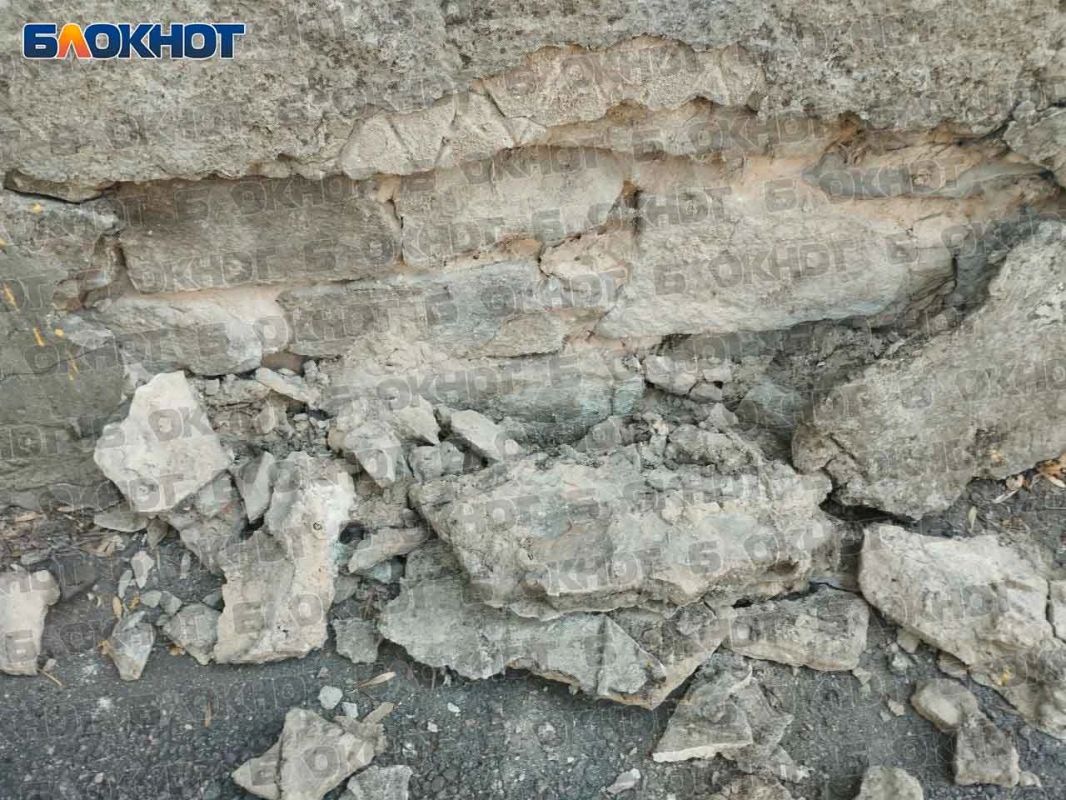 «Чиновники ждут пока нас завалит?»: дом 5 по ул. Газеты «Комсомолец Донбасса» в Донецке расходится по швам «Чиновники ждут пока нас завалит?»: дом 5 по ул. Газеты «Комсомолец Донбасса» в Донецке расходится по швам