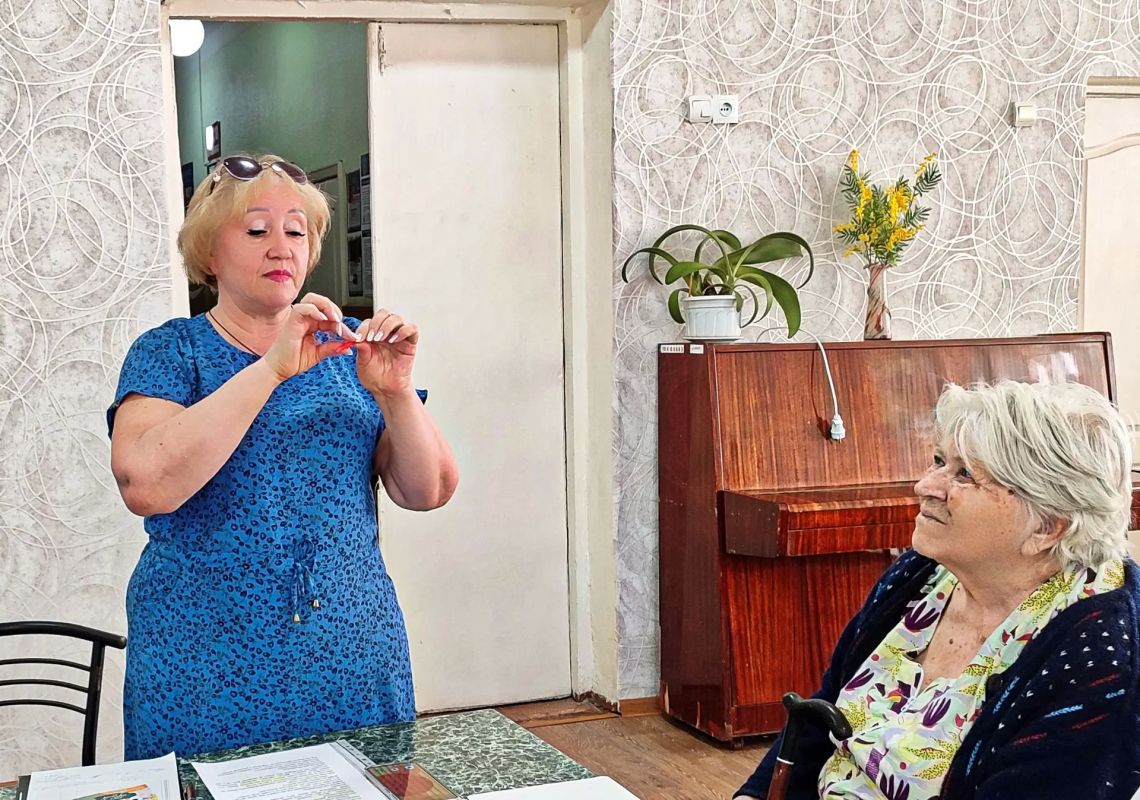 «Ты важна»: арт-терапевтическое занятие в Торезском центре соцобслуживания «Ты важна»: арт-терапевтическое занятие в Торезском центре соцобслуживания