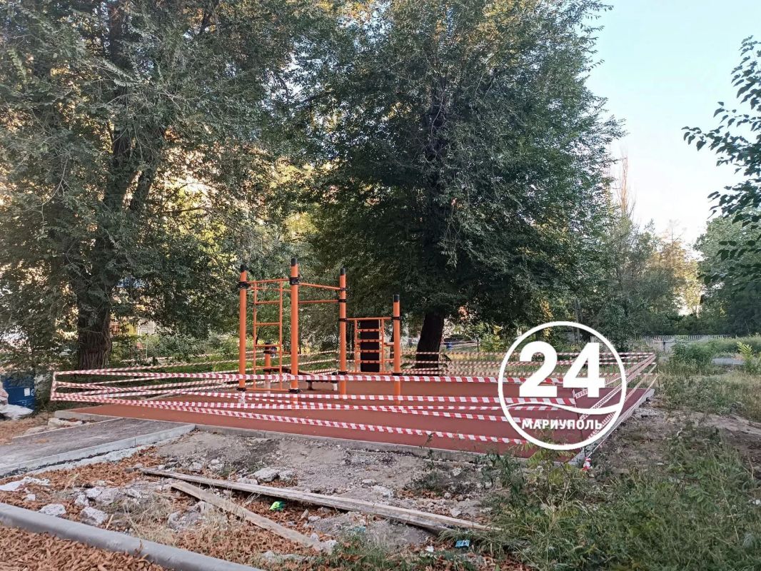 Во дворах на 16-м микрорайоне в Мариуполе обустраивают детские площадки и укладывают асфальт Во дворах на 16-м микрорайоне в Мариуполе обустраивают детские площадки и укладывают асфальт