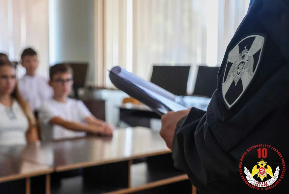 Росгвардейцы провели урок мужества для школьников в Донецке Росгвардейцы провели урок мужества для школьников в Донецке