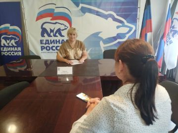 Состоялся прием граждан. Сегодня в общественной приёмной Партии «Единая Россия» города Тореза депутат Торезского городского совета Жирова Елена Васильевна провела прием граждан